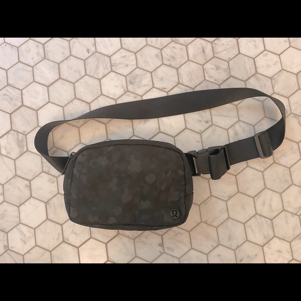 Lululemon Everywhere Belt Bag